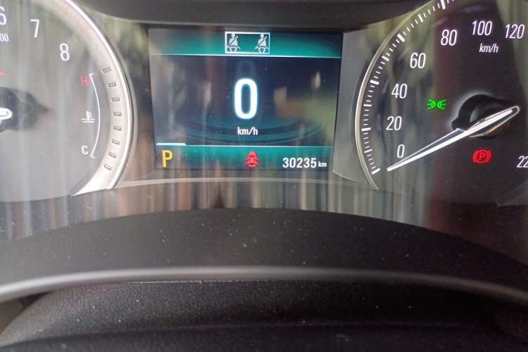 Used Buick GL6 2018 18T 6-Seater Elite Model Odometer Close Up