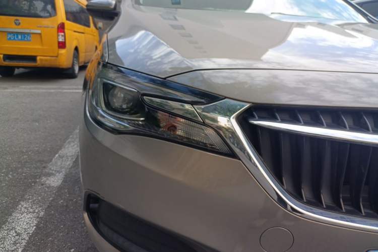 Used Buick GL6 2018 18T 6-Seater Elite Model Right Front Headlight