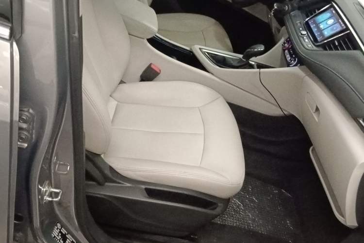 Used Buick GL6 2018 18T 6-Seater Elite Model Right Front Seat