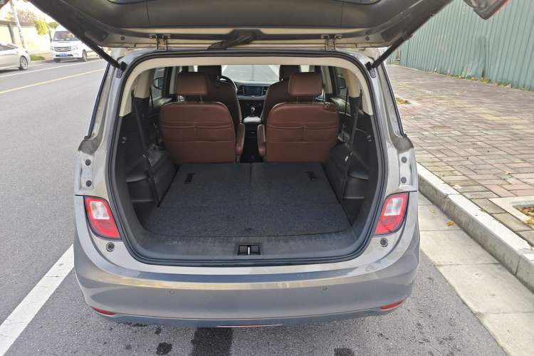 Used Buick GL6 2018 18T 6-Seater Prestige Model Trunk