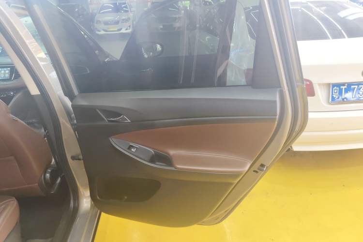 Used Buick GL6 2019 18T 6-Seater Connected Luxury Version China VI Standard Interior 6