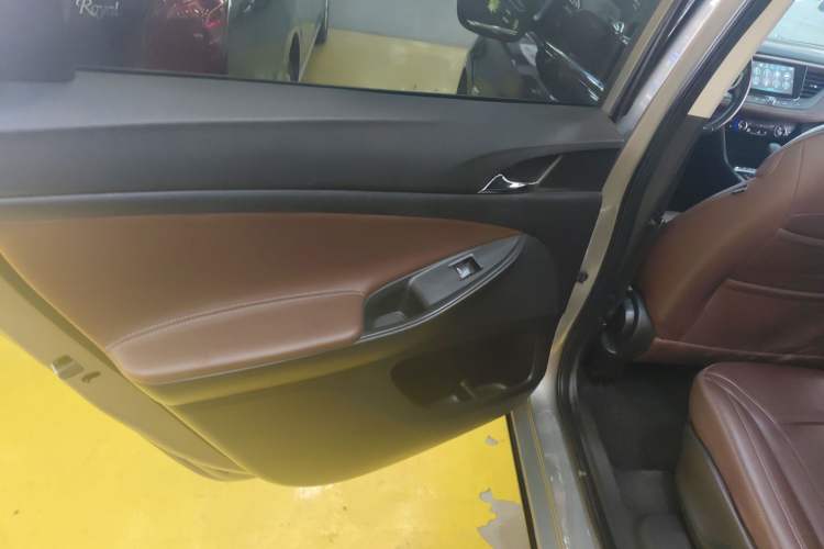 Used Buick GL6 2019 18T 6-Seater Connected Luxury Version China VI Standard Interior 8