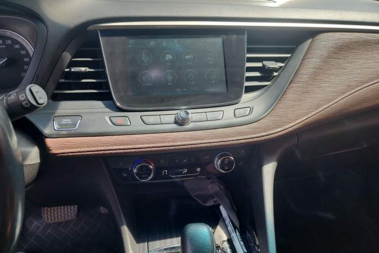 Used Buick GL6 2019 18T 6-Seater Connected Luxury Version China VI Standard Audio And AC Panel