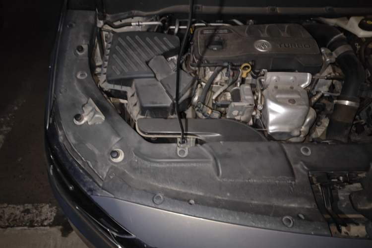 Used Buick GL6 2019 18T 6-Seater Elite Version China VI Standard Engine Bay Right