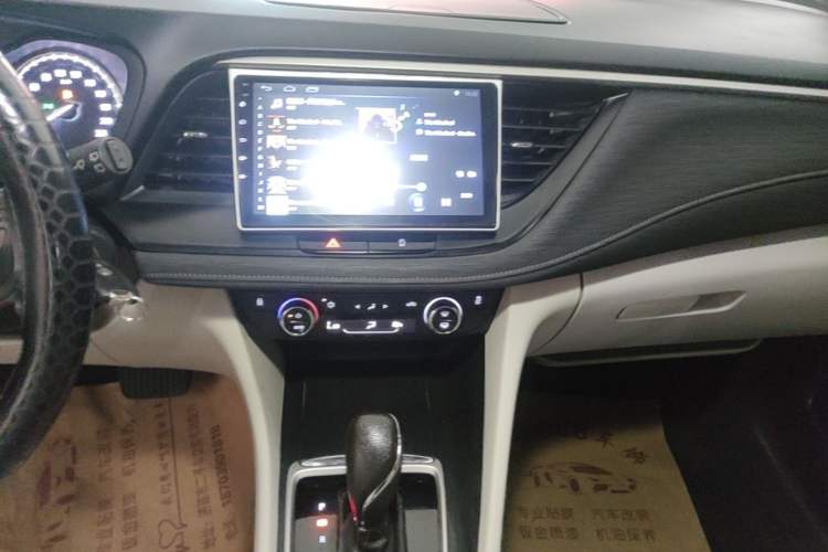 Used Buick GL6 2019 18T 6-Seater Elite Version China VI Standard Audio And AC Panel