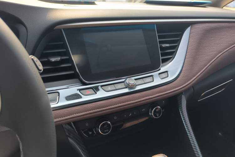 Used Buick GL6 2019 18T 6-Seater Connected Luxury Version China VI Standard Audio And AC Panel