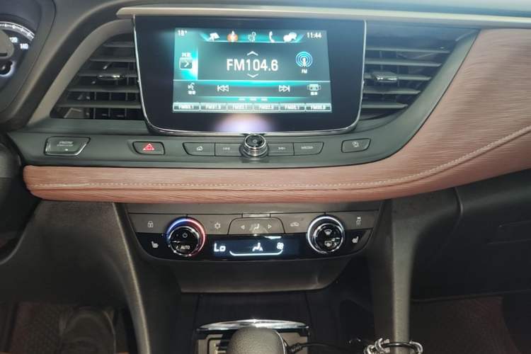 Used Buick GL6 2019 18T 6-Seater Connected Luxury Version China VI Standard Audio And AC Panel