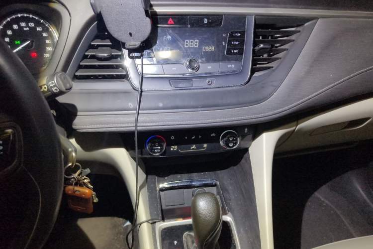 Used Buick GL6 2019 18T 6-Seater Elite Version China VI Standard Audio And AC Panel
