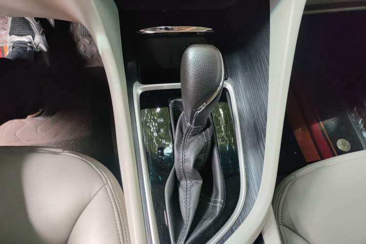 Used Buick GL6 2019 18T 6-Seater Elite Version China VI Standard Gear Lever
