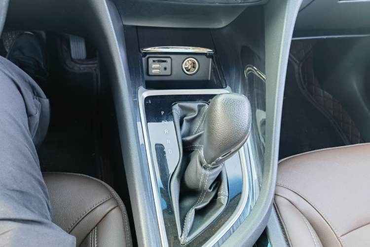 Used Buick GL6 2019 18T 6-Seater Connected Luxury Version China VI Standard Interior 7