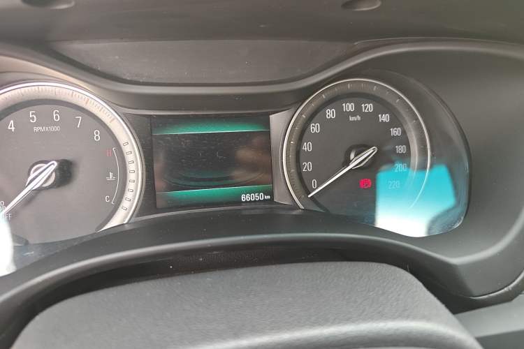 Used Buick GL6 2019 18T 6-Seater Connected Luxury Version China VI Standard Odometer Close Up