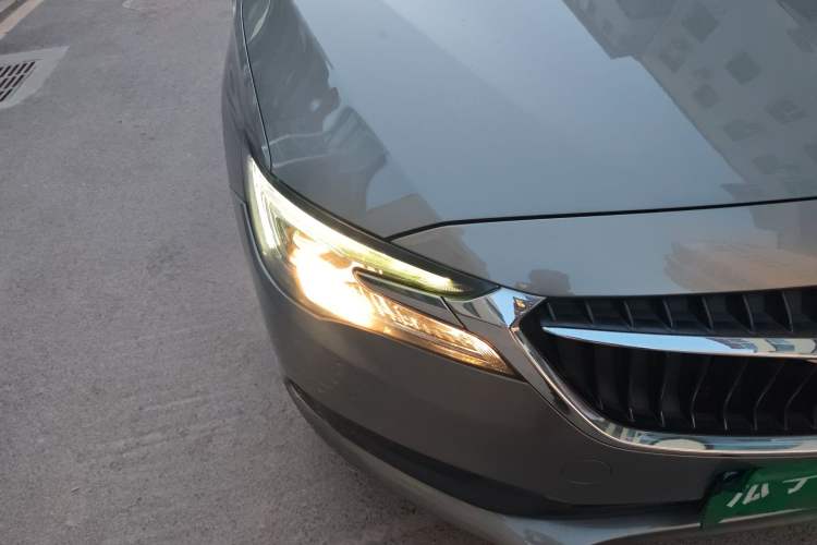 Used Buick GL6 2019 18T 6-Seater Connected Luxury Version China VI Standard Right Front Headlight