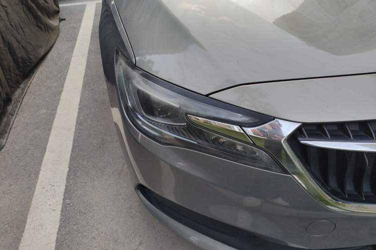 Used Buick GL6 2019 18T 6-Seater Connected Luxury Version China VI Standard Right Front Headlight