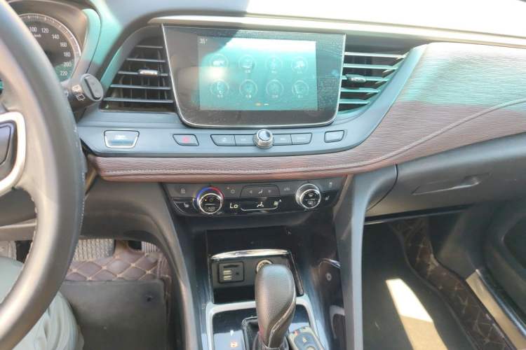 Used Buick GL6 2019 18T 6-Seater Connected Luxury Version China VI Standard Audio And AC Panel