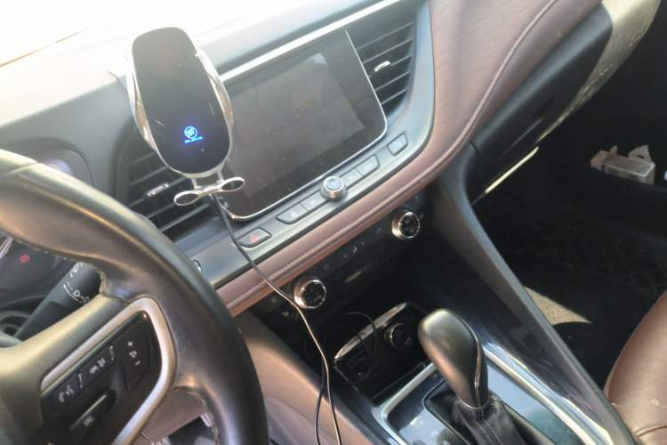 Used Buick GL6 2019 18T 6-Seater Connected Luxury Version China V Standard Audio And AC Panel