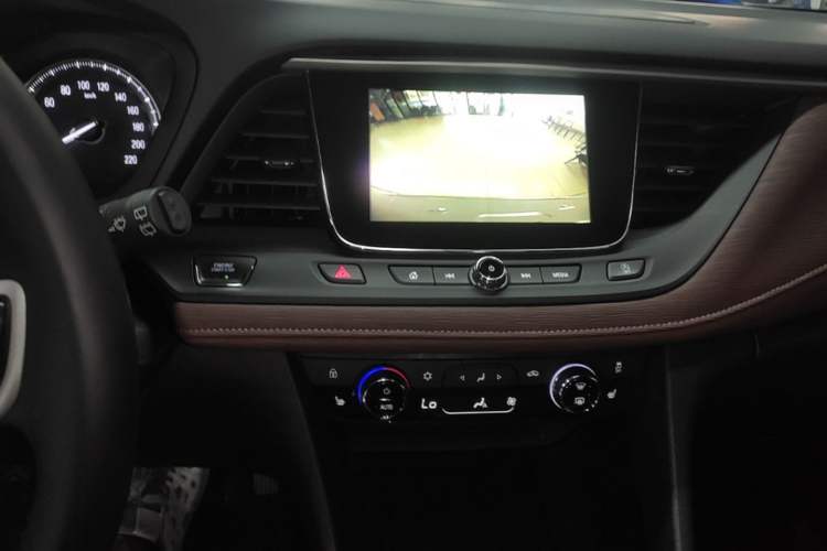 Used Buick GL6 2019 18T 6-Seater Connected Luxury Version China VI Standard Audio And AC Panel
