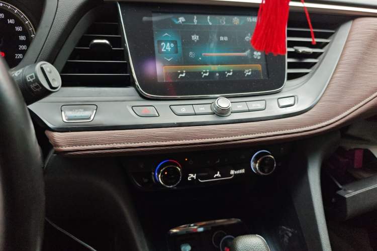 Used Buick GL6 2019 18T 6-Seater Connected Luxury Version China VI Standard Audio And AC Panel