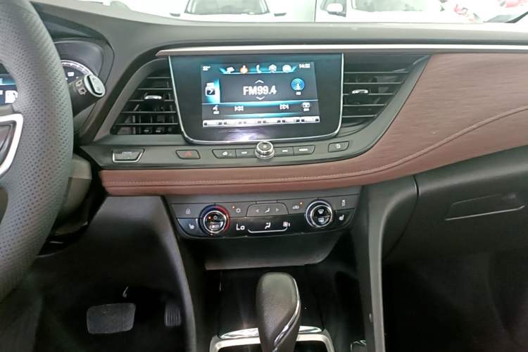 Used Buick GL6 2019 18T 6-Seater Connected Luxury Version China V Standard Audio And AC Panel