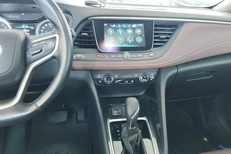 Used Buick GL6 2019 18T 6-Seater Connected Luxury Version China VI Standard Audio And AC Panel