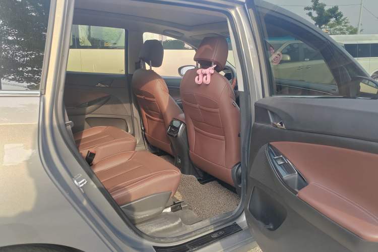Used Buick GL6 2019 18T 6-Seater Connected Luxury Version China VI Standard Interior 5