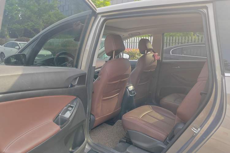 Used Buick GL6 2019 18T 6-Seater Connected Luxury Version China VI Standard Interior 9