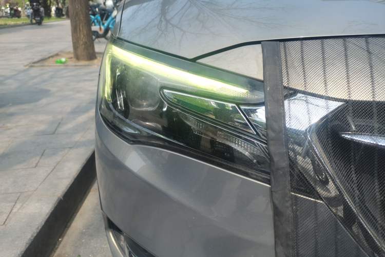 Used Buick GL6 2019 18T 6-Seater Connected Luxury Version China VI Standard Right Front Headlight