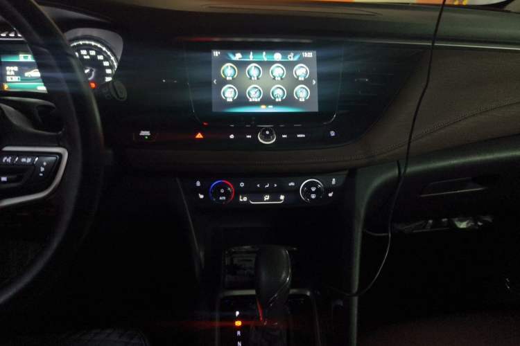 Used Buick GL6 2019 18T 6-Seater Connected Luxury Version China V Standard Audio And AC Panel