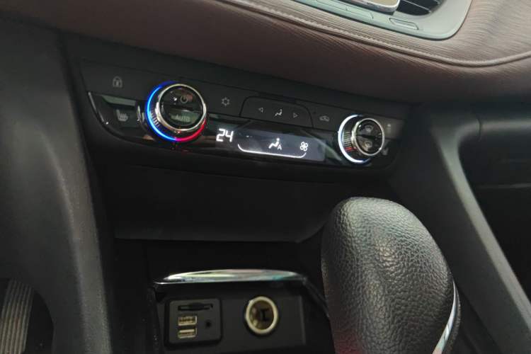 Used Buick GL6 2019 18T 6-Seater Connected Luxury Version China VI Standard Audio And AC Panel
