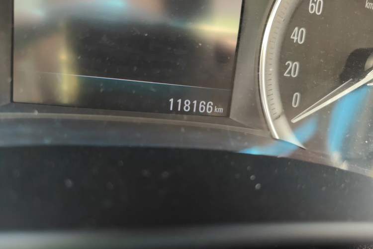 Used Buick GL6 2019 18T 6-Seater Elite Version China VI Standard Odometer Close Up