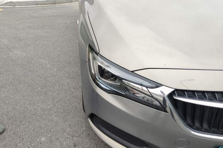 Used Buick GL6 2019 18T 6-Seater Connected Luxury Version China VI Standard Right Front Headlight
