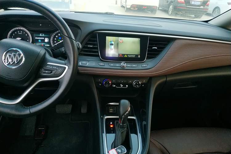Used Buick GL6 2019 18T 6-Seater Connected Luxury Version China V Standard Audio And AC Panel