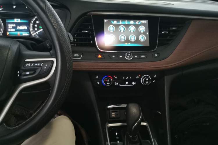Used Buick GL6 2019 18T 6-Seater Connected Luxury Version China VI Standard Audio And AC Panel