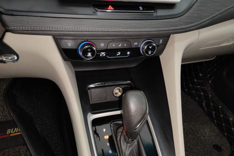 Used Buick GL6 2019 18T 6-Seater Elite Version China V Standard Audio And AC Panel