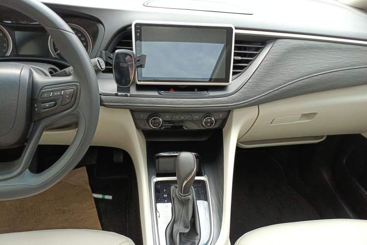Used Buick GL6 2019 18T 6-Seater Elite Version China VI Standard Audio And AC Panel
