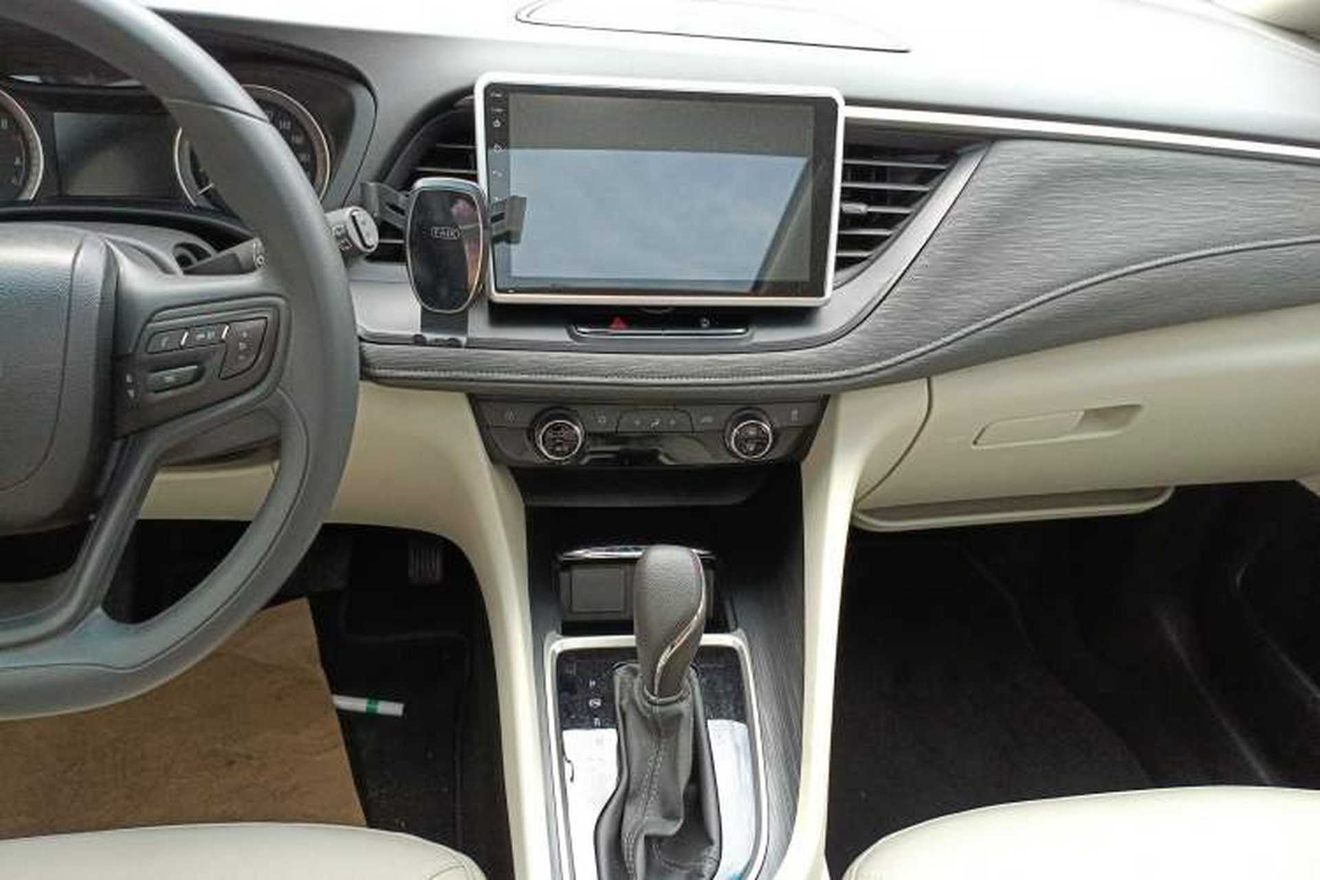 Used Buick GL6 2019 18T 6-Seater Elite Version China VI Standard Audio And AC Panel