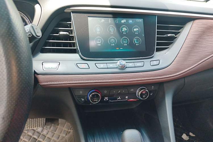 Used Buick GL6 2019 18T 6-Seater Elite Version China VI Standard Audio And AC Panel