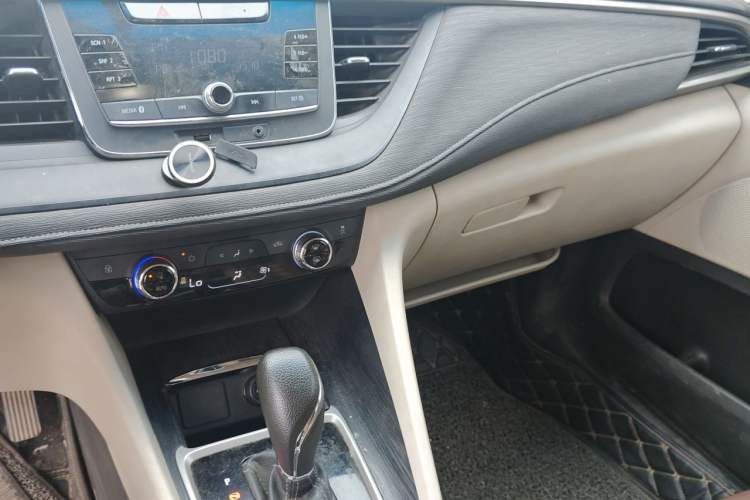 Used Buick GL6 2019 18T 6-Seater Elite Version China VI Standard Audio And AC Panel