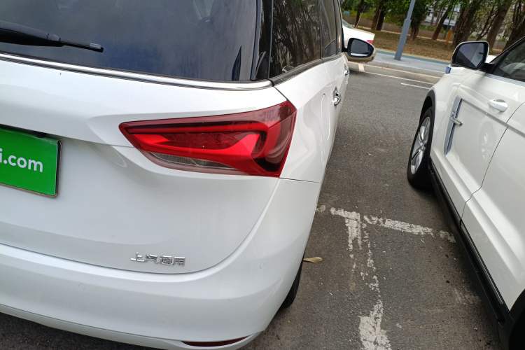 Used Buick GL6 2019 18T 6-Seater Elite Version China VI Standard Exterior 3