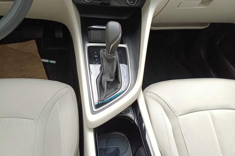 Used Buick GL6 2019 18T 6-Seater Elite Version China VI Standard Gear Lever