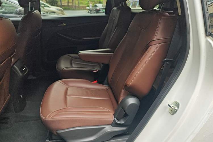 Used Buick GL6 2019 18T 6-Seater Connected Luxury Version China VI Standard Interior 4