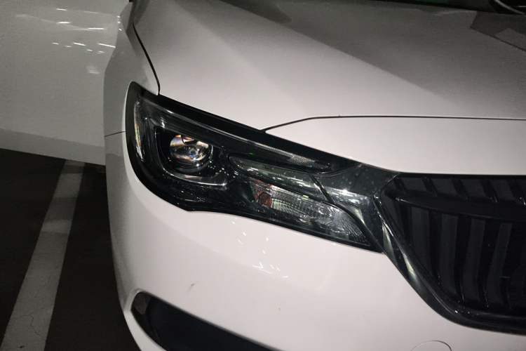 Used Buick GL6 2019 18T 6-Seater Connected Luxury Version China VI Standard Right Front Headlight