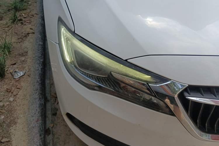 Used Buick GL6 2019 18T 6-Seater Connected Luxury Version China VI Standard Right Front Headlight
