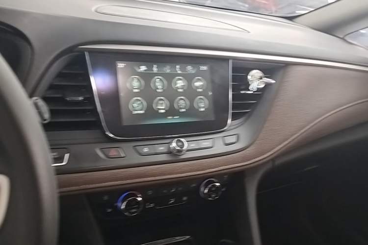 Used Buick GL6 2019 18T 5-Seater Connected Luxury Version China V Standard Audio And AC Panel