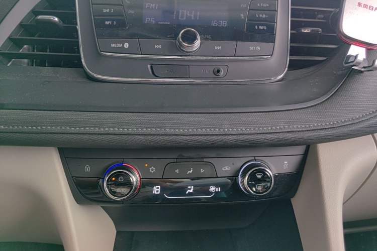 Used Buick GL6 2019 18T 6-Seater Elite Version China VI Standard Audio And AC Panel