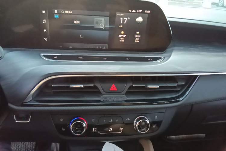 Used Buick GL6 2021 323T Mild Hybrid Connect Luxury Model Audio And AC Panel