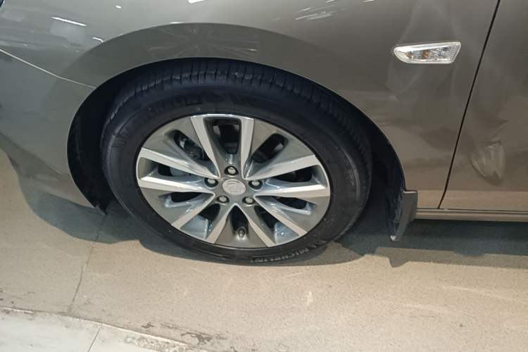Used Buick GL6 2021 323T Mild Hybrid Connect Luxury Model Left Front Wheel Hub