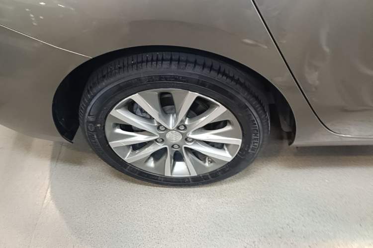 Used Buick GL6 2021 323T Mild Hybrid Connect Luxury Model Right Rear Wheel Hub