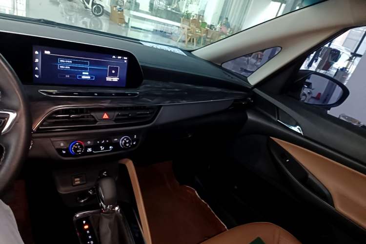 Used Buick GL6 2021 323T Mild Hybrid Connect Luxury Model Audio And AC Panel