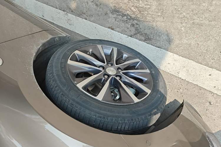 Used Buick GL6 2021 323T Mild Hybrid Connect Prestige Model Left Front Wheel Hub