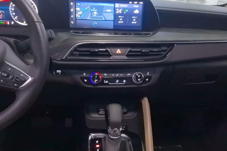 Used Buick GL6 2021 323T Mild Hybrid Connect Luxury Model Audio And AC Panel